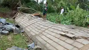 20240929-Kondisi-rumah-warga-di-Desa-Simpang-Rusa-rusak-diterjang-angin.jpg