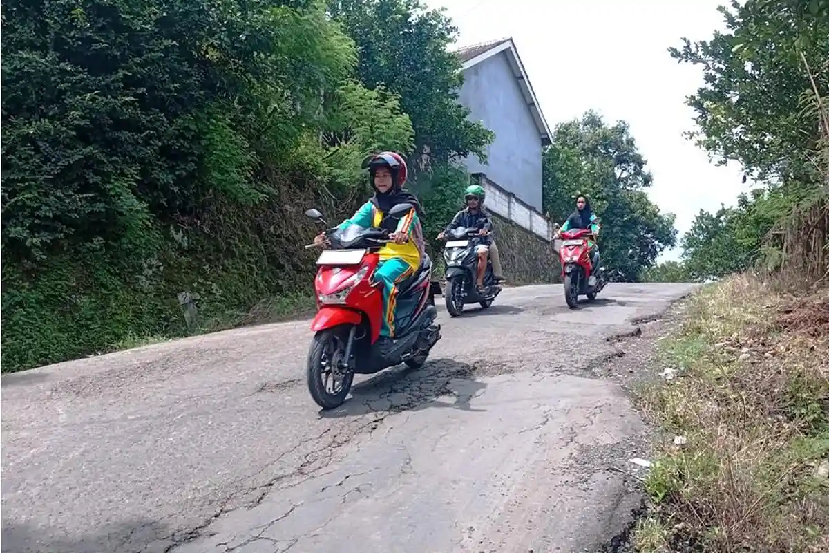 Dikeluhkan! Jalan Desa Kandangmas-Tergo Dawe Kudus Sudah Bertahun-tahun Rusak dan Minim Penerangan