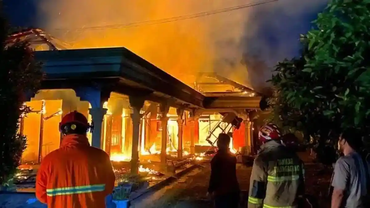 Pria Bakar Rumah Kekasihnya karena Cemburu, Minta Izin Tetangga Sebelum Beraksi