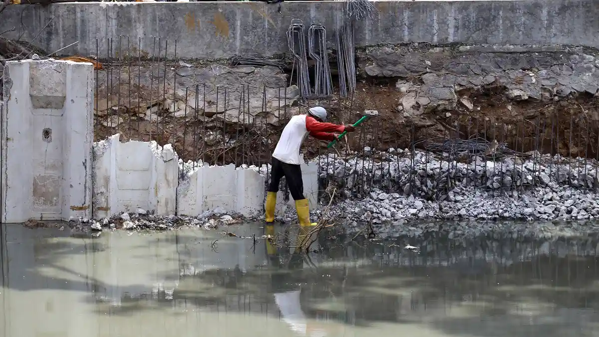 Seorang Pria Terseret Arus Kali Ciliwung saat Kumpulkan Botol Bekas di Tebet