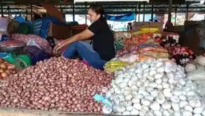 Penjual-kebutuhan-bahan-pokok-di-Pasar-Alok-Kabupaten-Sikka.jpg
