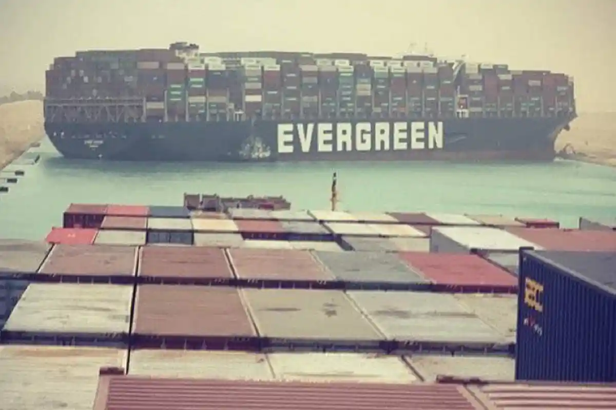 Delapan Tug Boat Dikerahkan Bantu Kapal MV Ever Given yang Karam di Terusan Suez