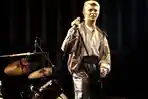 david-bowie-sang-visioner-yang-melihat-masa-depan-industri-musik_20160119_092029.jpg