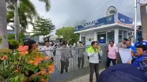 Masyarakat-melakukan-aksi-unjukrasa-didepan-kantor-Lapas-Labuhanruku-Senin-11.jpg