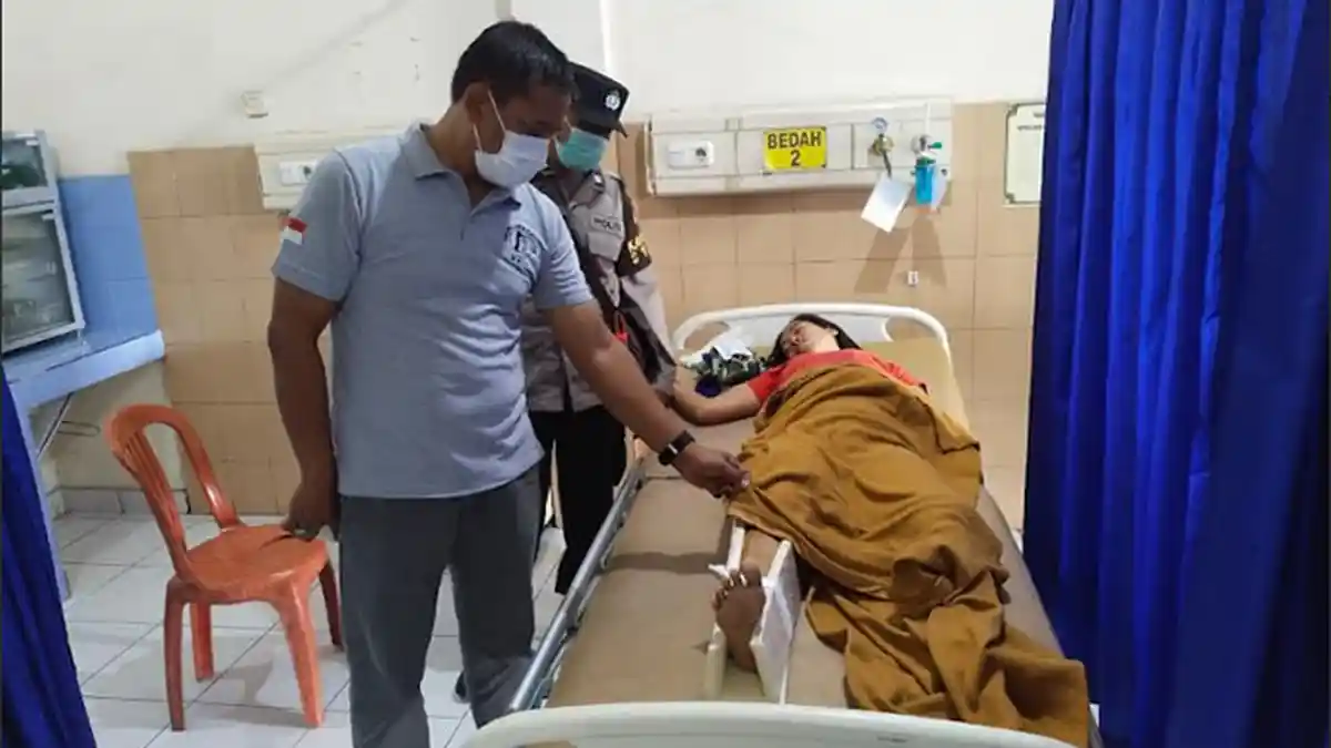 Hendak Sembahyang, Dua Karyawati Toko Tertimpa Pohon Tumbang di Bangli