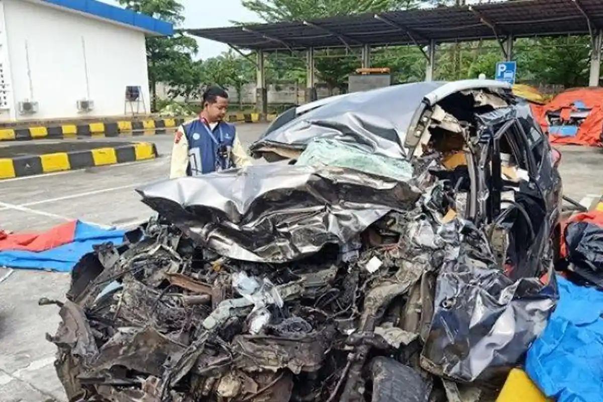Kecelakaan Maut Libatkan Bus Rombongan Bonek, Detik-detik Mobil Lawan Arah di Tol Terekam Dashcam
