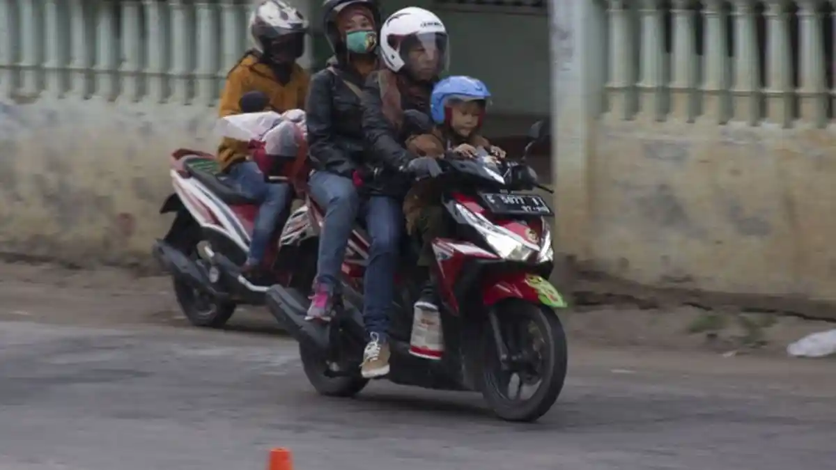 Ternyata tak Diperbolehkan Membonceng Anak Kecil dengan Sepeda Motor, Begini Alasannya