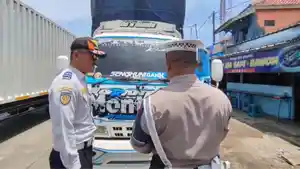 razia-truk-besar-di-gt-palimanan.jpg