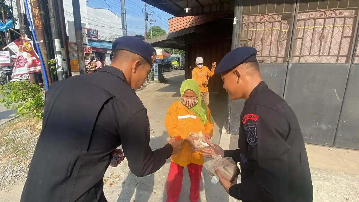 Peduli Kemanusiaan, Sat Brimob Polda Sumut Bagi-bagi Makanan kepada Pemulung dan Warga Layak Dibantu