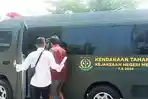 Dua-tersangka-korupsi-pembangunan-terminal-digiring-masuk-kendaraan-tahanan.jpg