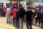 antrean-penukaran-tiket-pembukaan-asian-games-di-pintu-7-gelora-bung-karno_20180821_163923.jpg