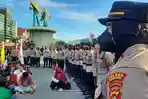 Polwan-Gorontalo-berbaris-mengawal-demonstrasi.jpg
