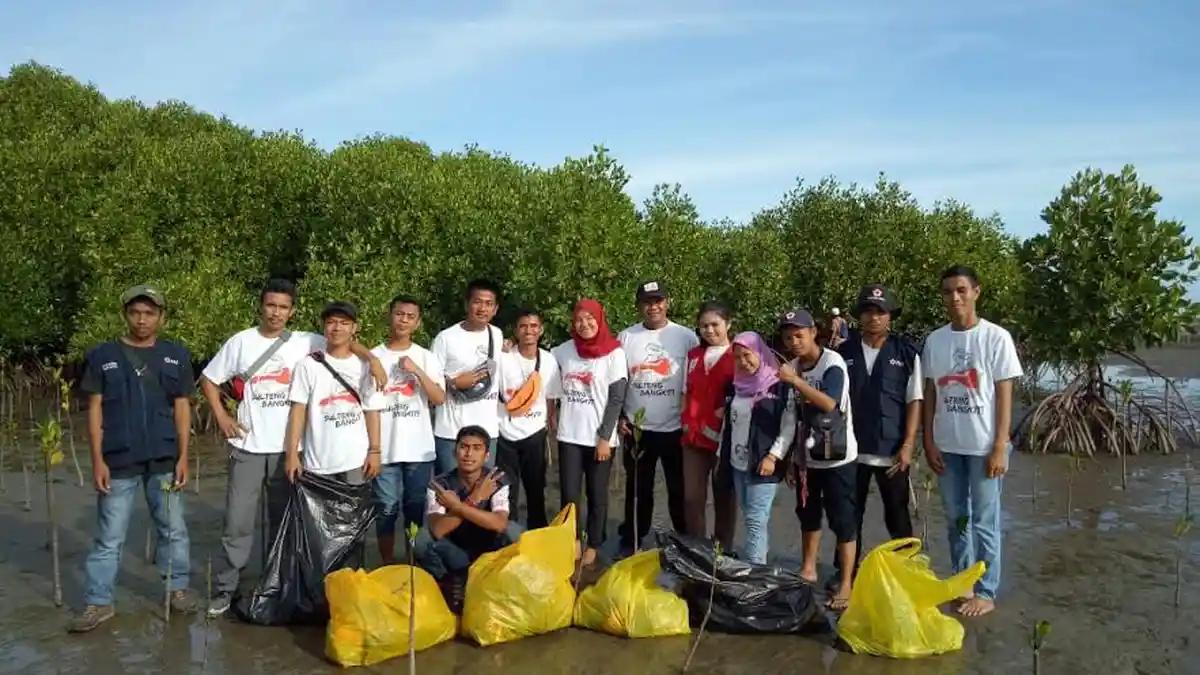 Kelompok Pencinta Alam dan PMI Angkut Sampah di Kawasan Hutan Bakau Parimo Sulteng