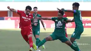 Pemain-Persis-Solo-Gavin-Kwan-mencoba-melewati-pemain-Persebaya-Surabaya.jpg