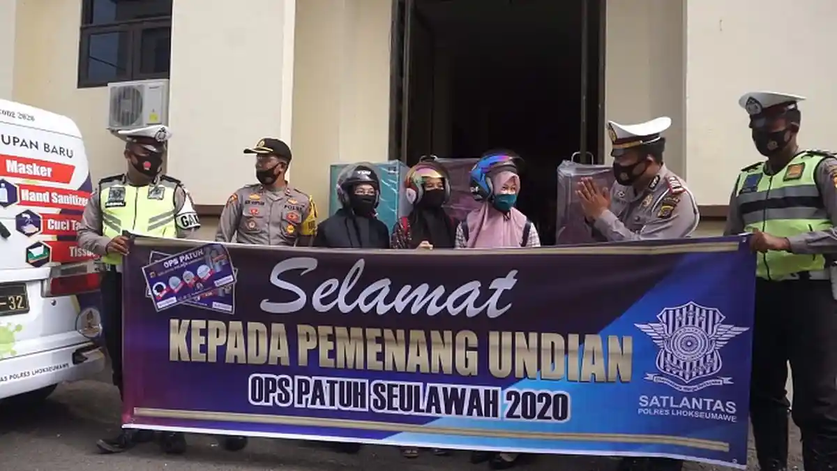 3 Pemenang yang Beruntung Raih Kulkas bagi Pengendara Patuh Lalin Ops Seulawah Patuh di Lhokseumawe - pemenang-operasi-patuh-polres-lhokseumawe-3.jpg