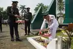 Bupati-Malang-Muhammad-Sanusi-dan-Kapolres-Malang-tabur-bunga-memperingati-Hari-Pahlawan.jpg