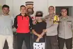 Anggota-Polsek-Kendawangan-saat-mengamankan-terduga-pelaku-pembunuhan-terhadap-adiknya.jpg