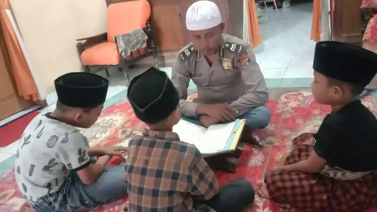 Mengisi Kegiatan di Bulan Ramadan, Kanit Binmas Polsek Tanjungpura Ajarkan Anak-anak Mengaji