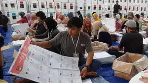 KPU-Fakfak-lipat-surat-suara.jpg