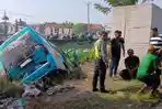 Jelang Subuh, Mobil Elf Terjun ke Sungai di Karangbinangun Lamongan, Diduga Pengemudi Lalai