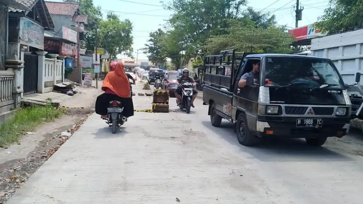 Jalan Emerald hingga Pasar Meteseh Makin Rusak
