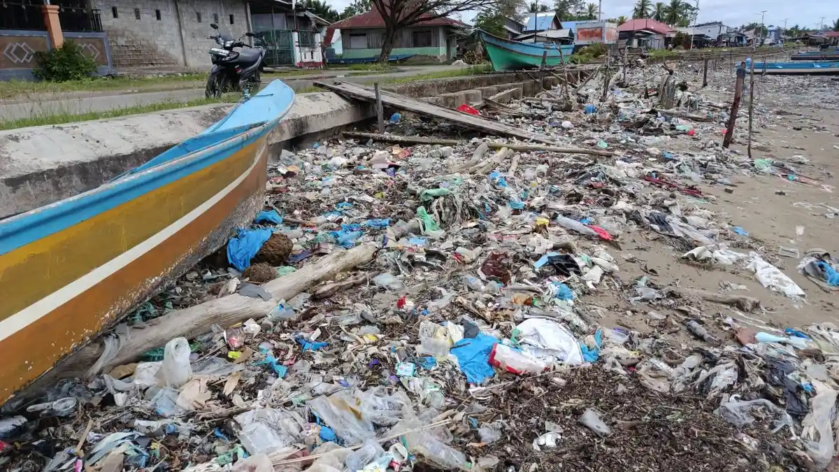 Sampah di Bibir Pantai Kota Bula Kian Bertambah, Warga Soroti Kinerja DLH SBT