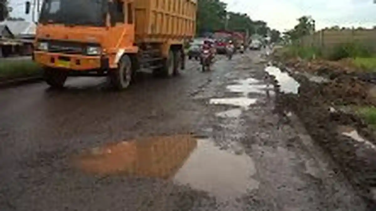 Kerusakan Jalan di Jalintim Desa Ibul Besar Ogan Illir Kian Parah