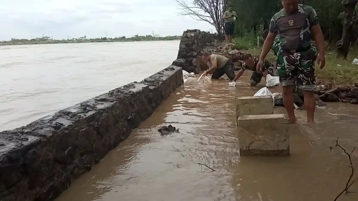 BREAKING NEWS: Tanggul Laut di Pantai Marina Semarang Jebol, Air Masuk Perumahan