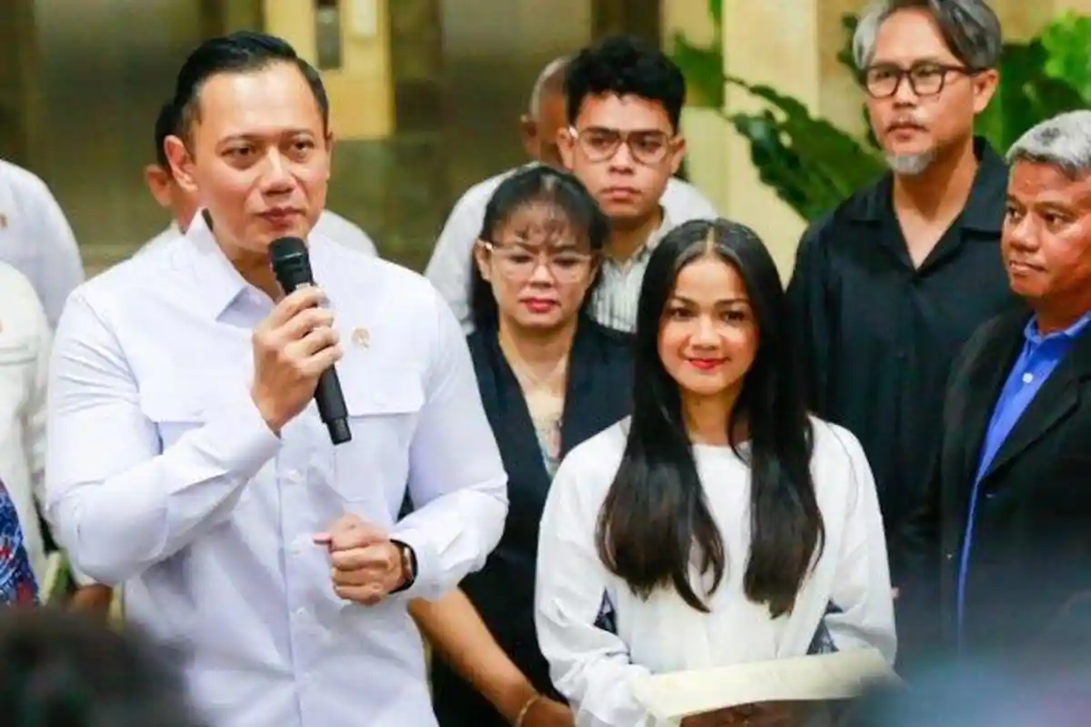 Nirina Zubir Bersyukur Terima Langsung 2 Sertifikat Tanah Milik Mendiang Ibunya dari AHY