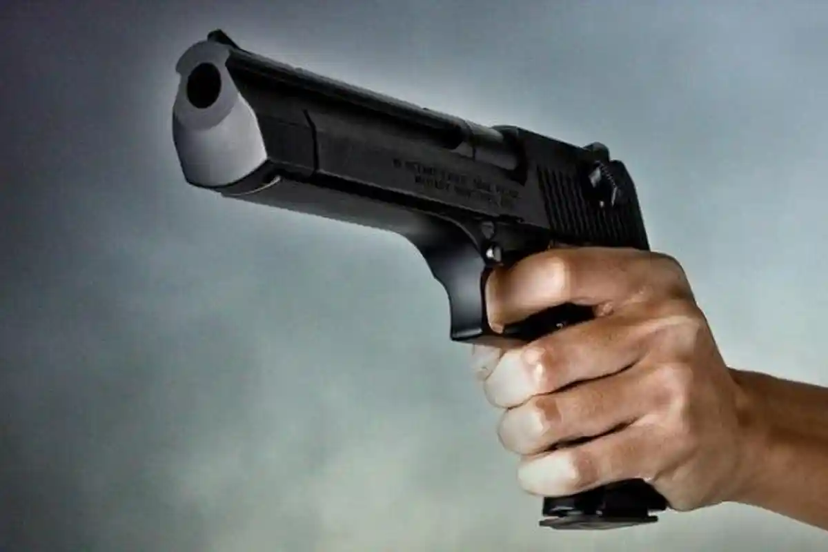 Bukannya Bawa Bunga, Seorang Pemuda Bawa Senjata Api saat Pacaran