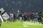 Suporter-Arema-turun-ke-lapangan.jpg