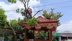 Proses-evakuasi-korban-tersetrum-listrik-di-Dukuh-Margorejo-Desa-Puro-Karangmalang-Sragen.jpg