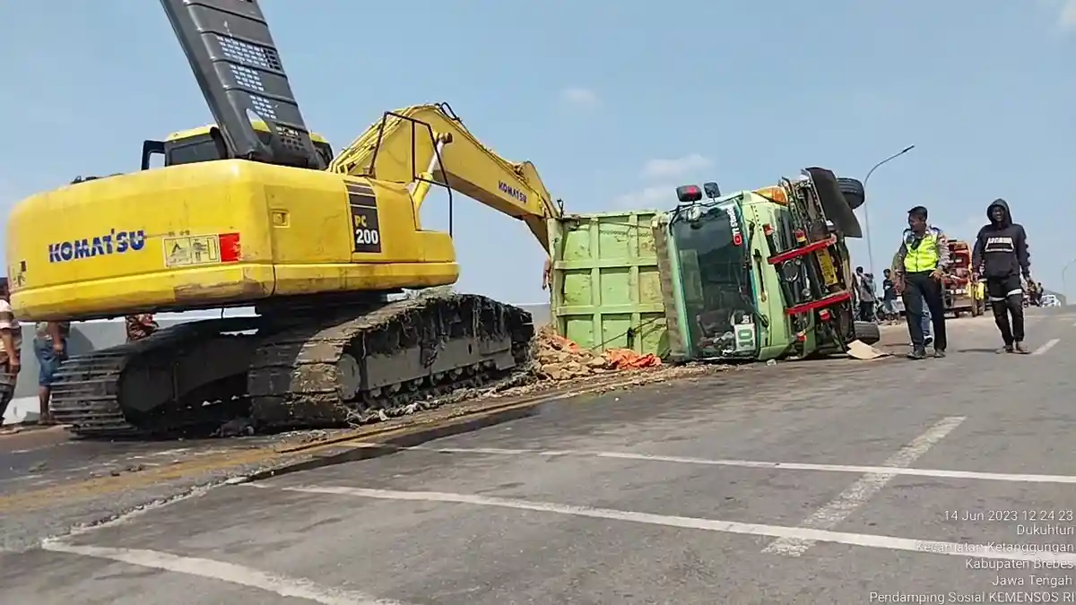 Truk Alami Rem Blong di Flyover Dermoleng Brebes, 1 Pengendara Motor Tewas, 3 Lainnya Luka