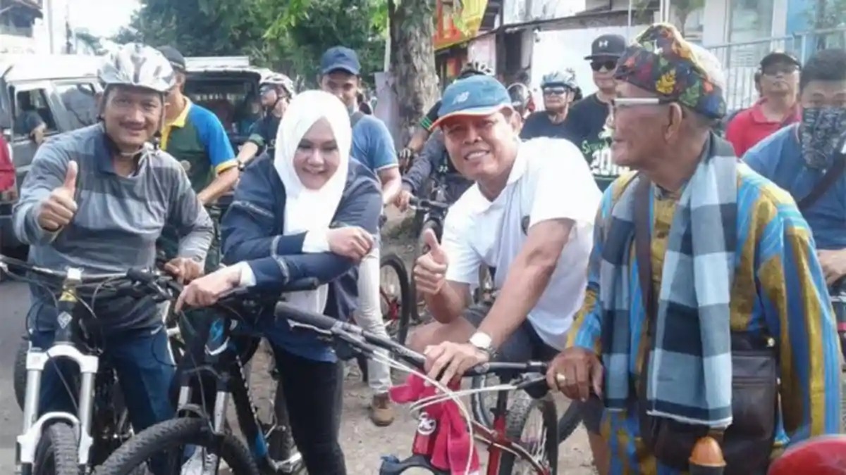 Pingsan saat Ikut Gowes, Mbah Ngarmo Langsung Siuman Kala Dibesuk Bupati Mirna