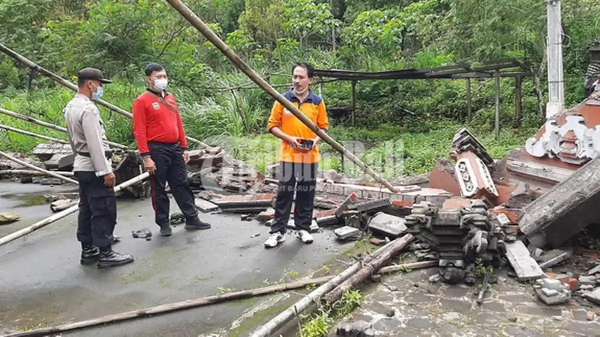 Hujan Seharian, Penyengker Pura di Karangasem Bali Ambruk, Begini Kondisinya