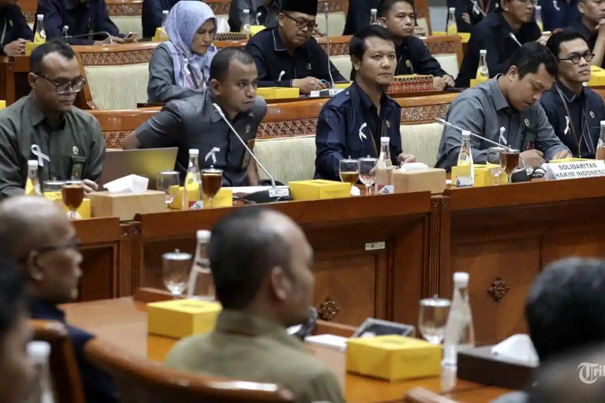 Curhat saat Tuntut Kenaikan Gaji, Hakim Adji Menangis tak Mampu Pulang Kampung 