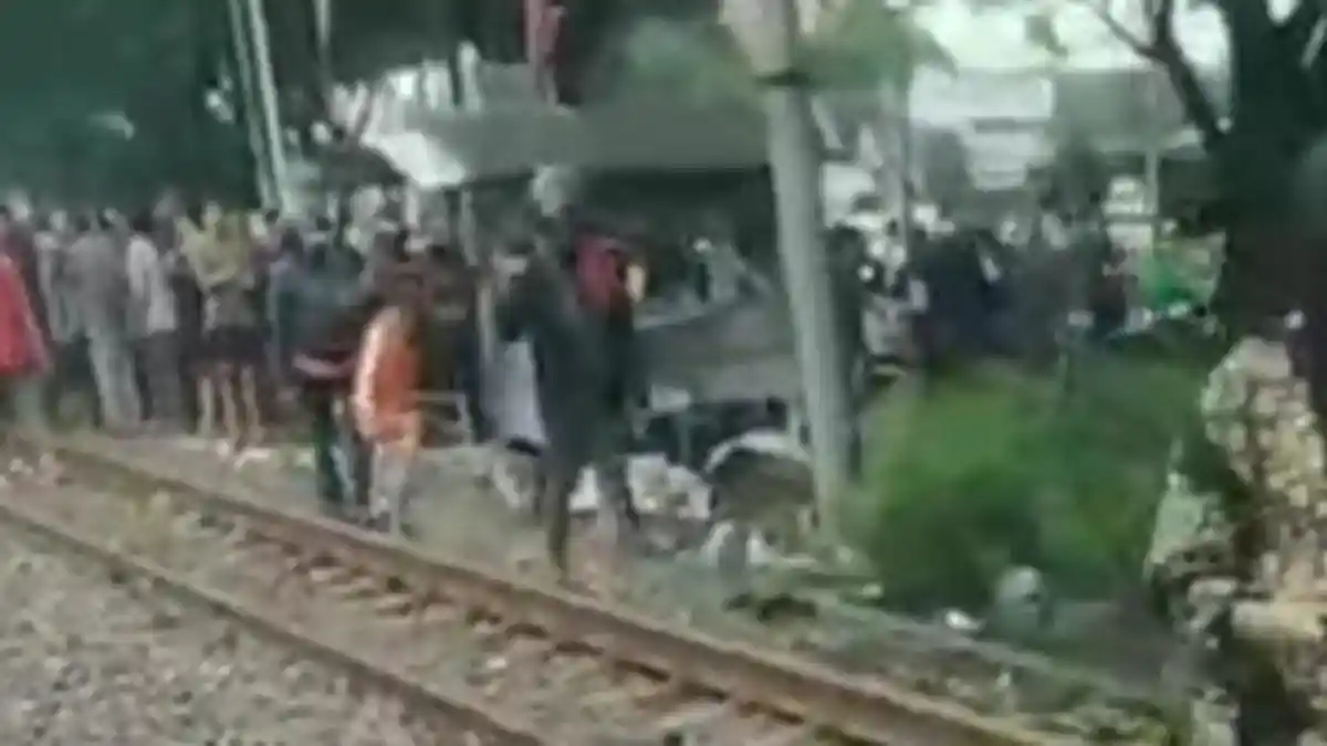 Pulang dari Pasar Berboncengan Motor, Dua Ibu di Lamongan Tewas Tertabrak Kereta Api 