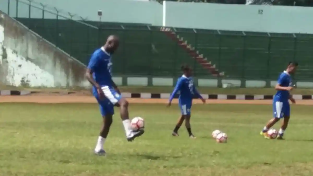 Diisukan Ditendang, Carlton Cole Masih Berlatih Bersama Persib