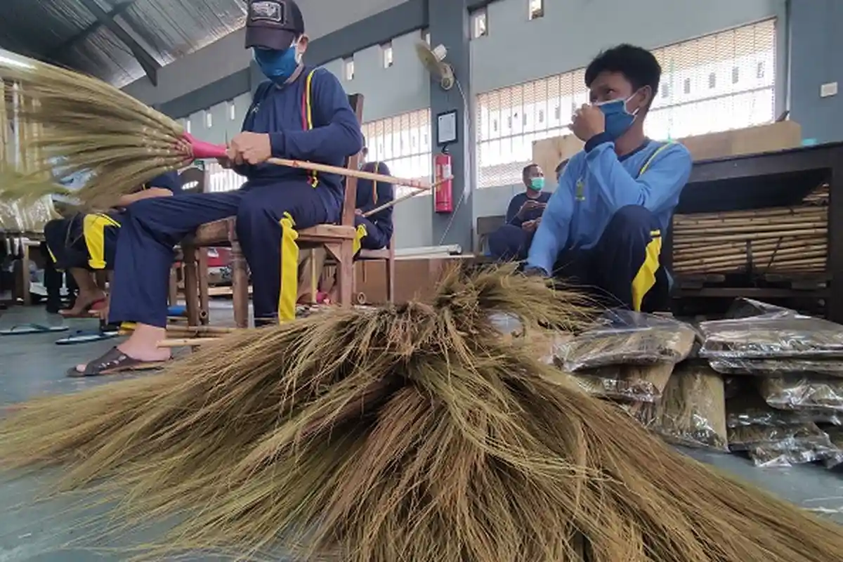 Mengintip Aktivitas Napi di Lapas Kelas II A Purwokerto, Buat Sapu Glagah Hingga Ternak Lele