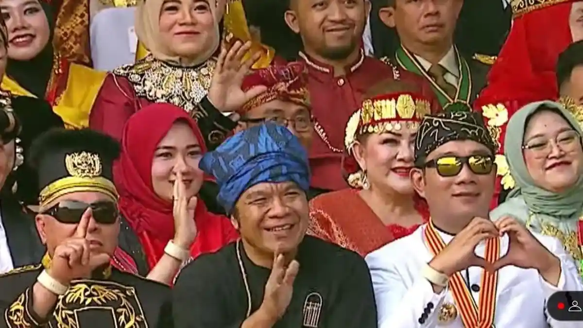 Gubernur Kaltim Isran Noor Pakai Baju Adat Kutai Hadiri Upacara ...