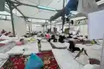 Jamaah-haji-Indonesia-dari-embarkasi-Solo-di-Maktab-70-Jawa-Tengah-tidur-di-luar-tenda.jpg