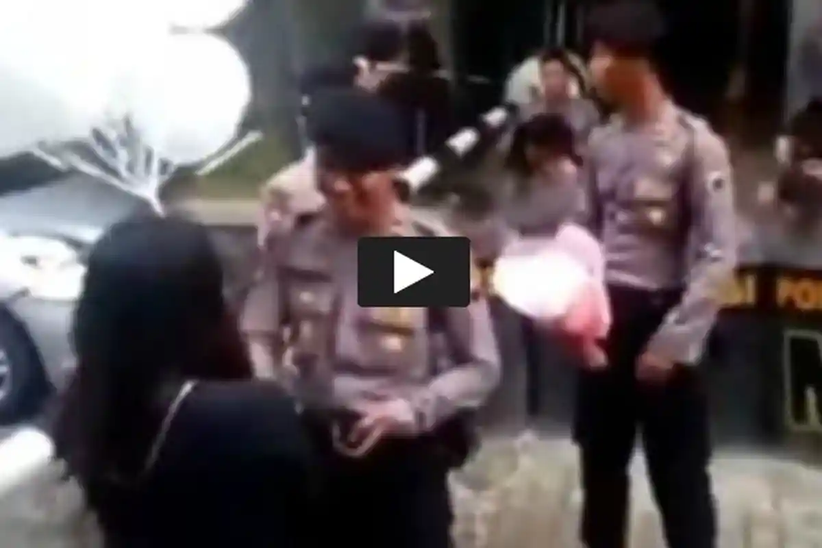 VIDEO : Polisi di Semarang Lamar Kekasihnya Bawa Personel Bertameng. Diterima atau Ditolak ya?