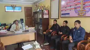 Kepala-Sekolah-SMKS-Sanjaya-Bajawa-saat-menerima-perwakilan-guru.jpg