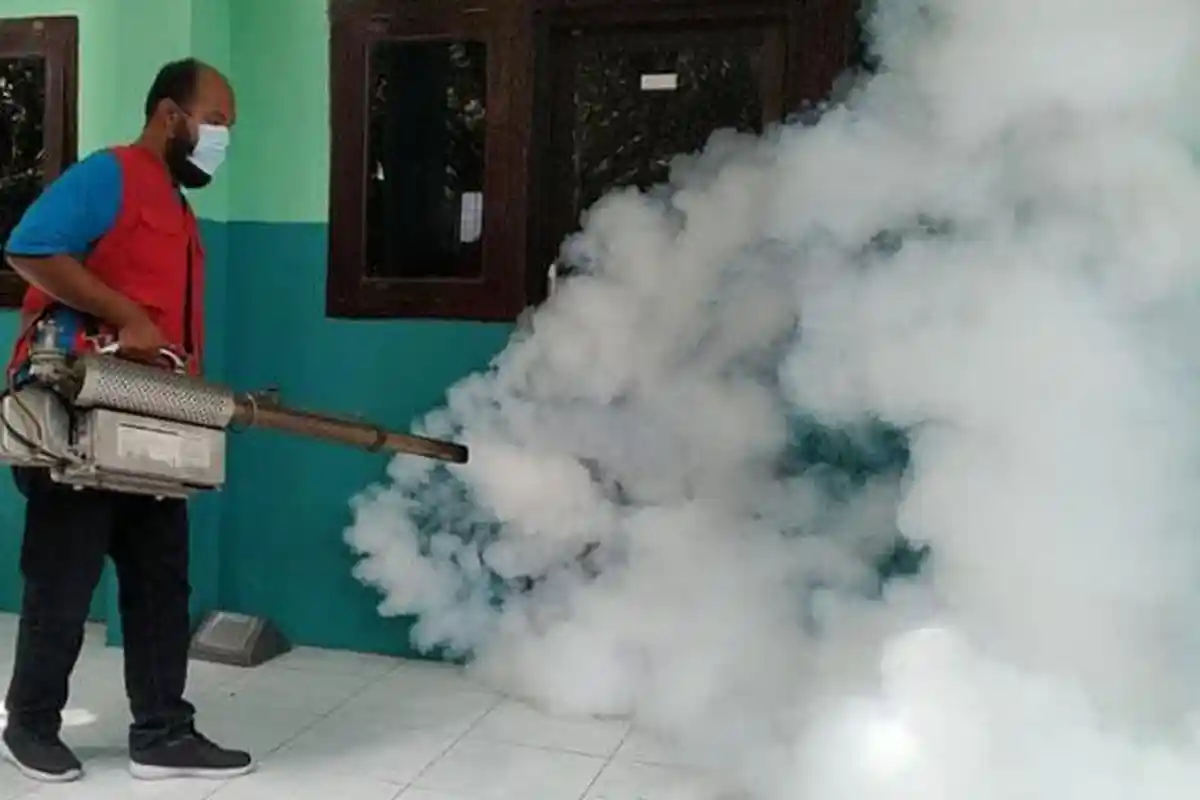 Cegah Demam Berdarah, PMI Jember Asapi Ponpes Al-Qodiri Jelang Kedatangan Santri