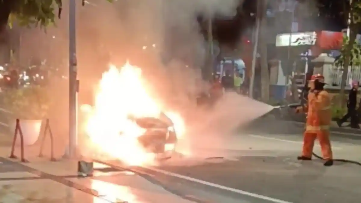KRONOLOGI Honda Brio Terbakar di Surabaya, Asap dan Api Muncul dari Kap Mesin, Pemilik: Habis Semua