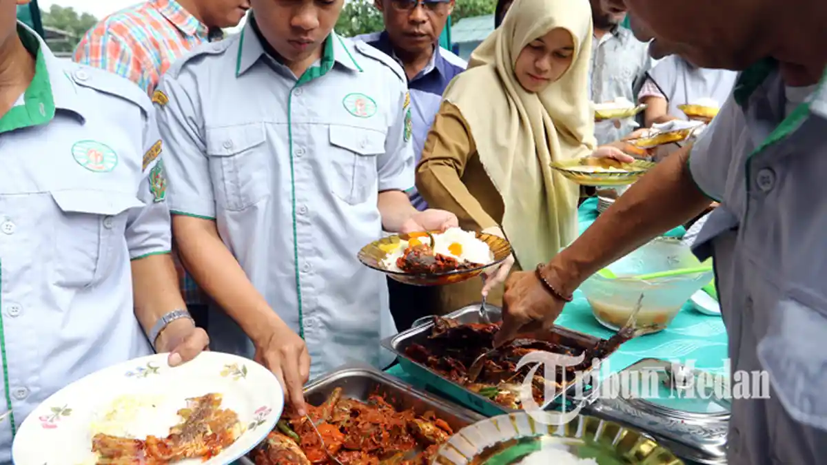 Berita Foto: Komunitas Pedagang Cemara Gelar Kegiatan Makan Ikan Bersama - 25112019_makan_ikan_danil_siregar-1.jpg