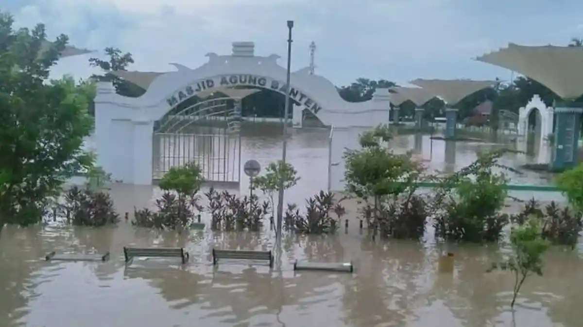 VIDEO : Masjid Agung Banten Terendam Banjir