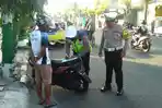 Anggota-Satlantas-Polres-Pamekasan-saat-melakukan-tindakan-tilang-dan-teguran.jpg