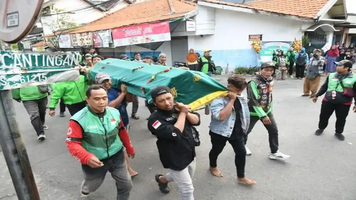 Para Driver Ojol Antar Sevi ke Peristirahatan Terakhir, Tangisan Pun Langsung Pecah