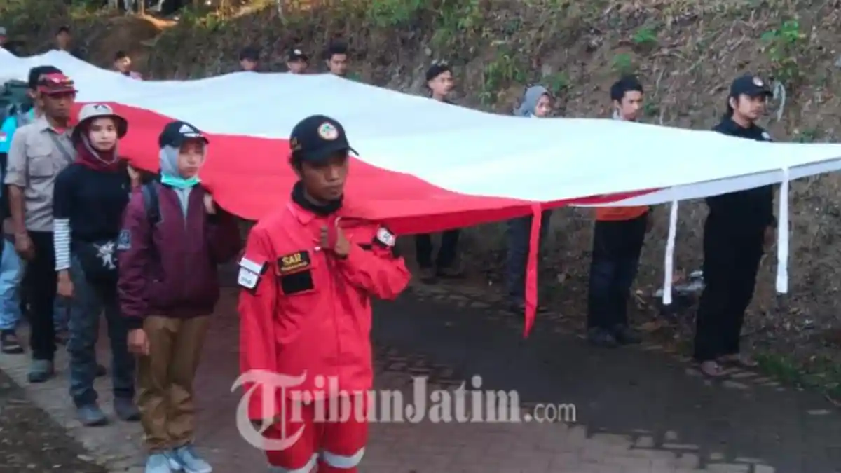 Upacara di Puncak Gunung Penanggungan Mojokerto, Pendaki Siapkan Bendera Merah Putih 200 Meter